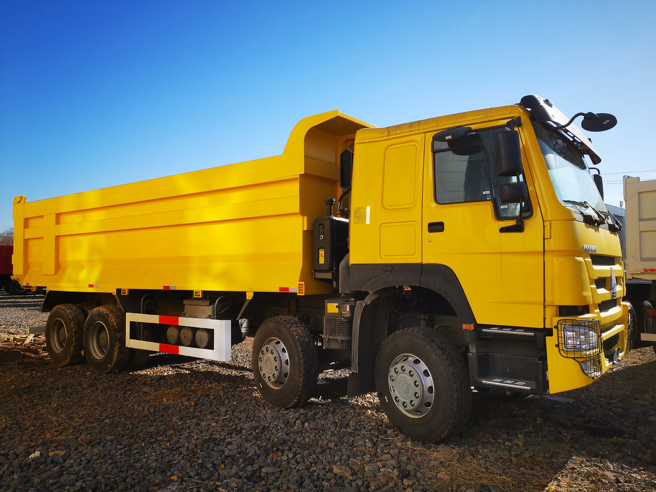 SINOTRUK Howo - Istovarivač: slika 4 SINOTRUK Howo - Istovarivač: slika 4