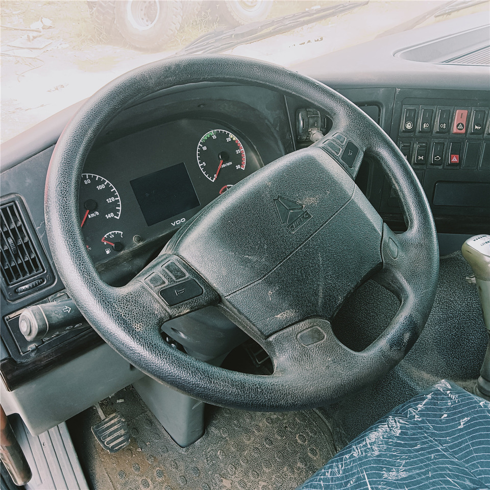 SINOTRUK Howo - Istovarivač: slika 1 SINOTRUK Howo - Istovarivač: slika 1
