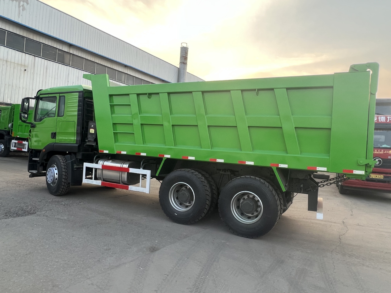 SINOTRUK TX 6x4 - Istovarivač: slika 4 SINOTRUK TX 6x4 - Istovarivač: slika 4