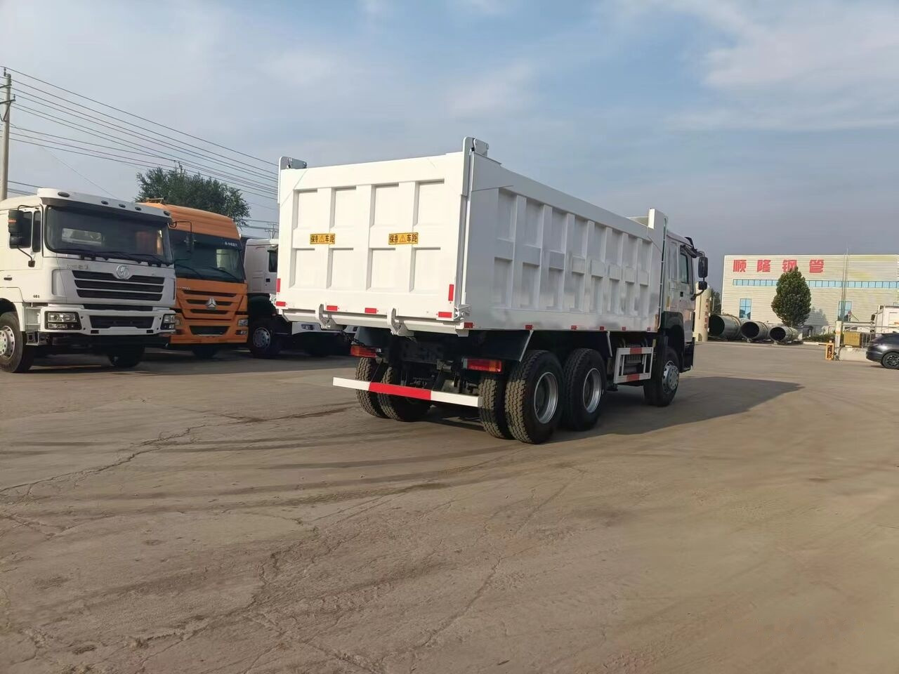 Sinotruk Howo 6*4 - Istovarivač: slika 2 Sinotruk Howo 6*4 - Istovarivač: slika 2