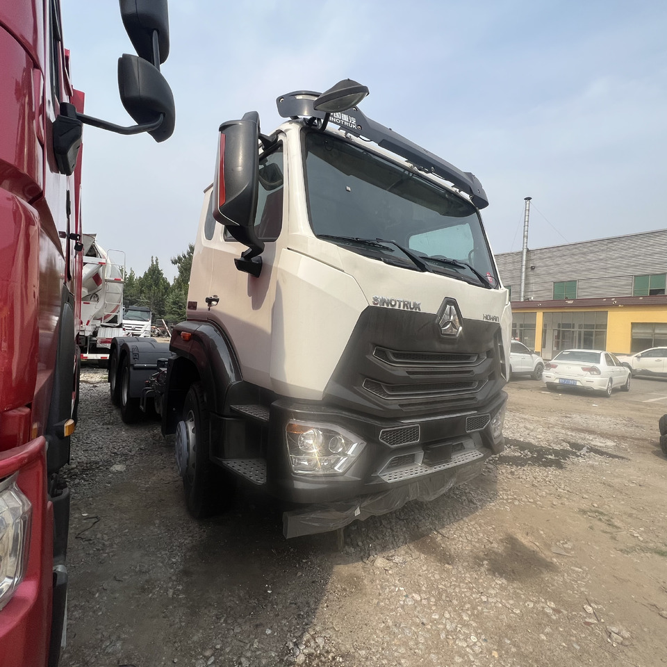 SINOTRUK HOHAN tralier head - Tegljač: slika 1 SINOTRUK HOHAN tralier head - Tegljač: slika 1