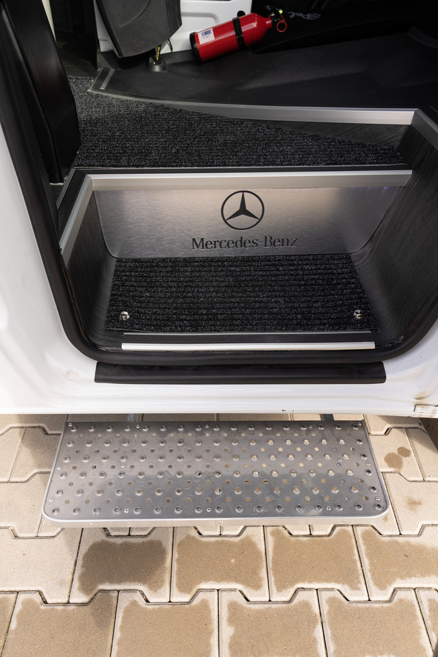 Minibus, Putnički kombi novi Mercedes-Benz Sprinter: slika 9