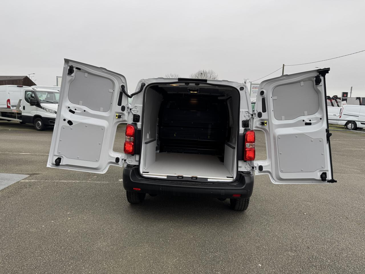 CITROEN Jumpy M 2.0 BlueHDi - 145 S&S - BV EAT8 III FOURGON . PHASE 2 - Furgon: slika 3 CITROEN Jumpy M 2.0 BlueHDi - 145 S&S - BV EAT8 III FOURGON . PHASE 2 - Furgon: slika 3