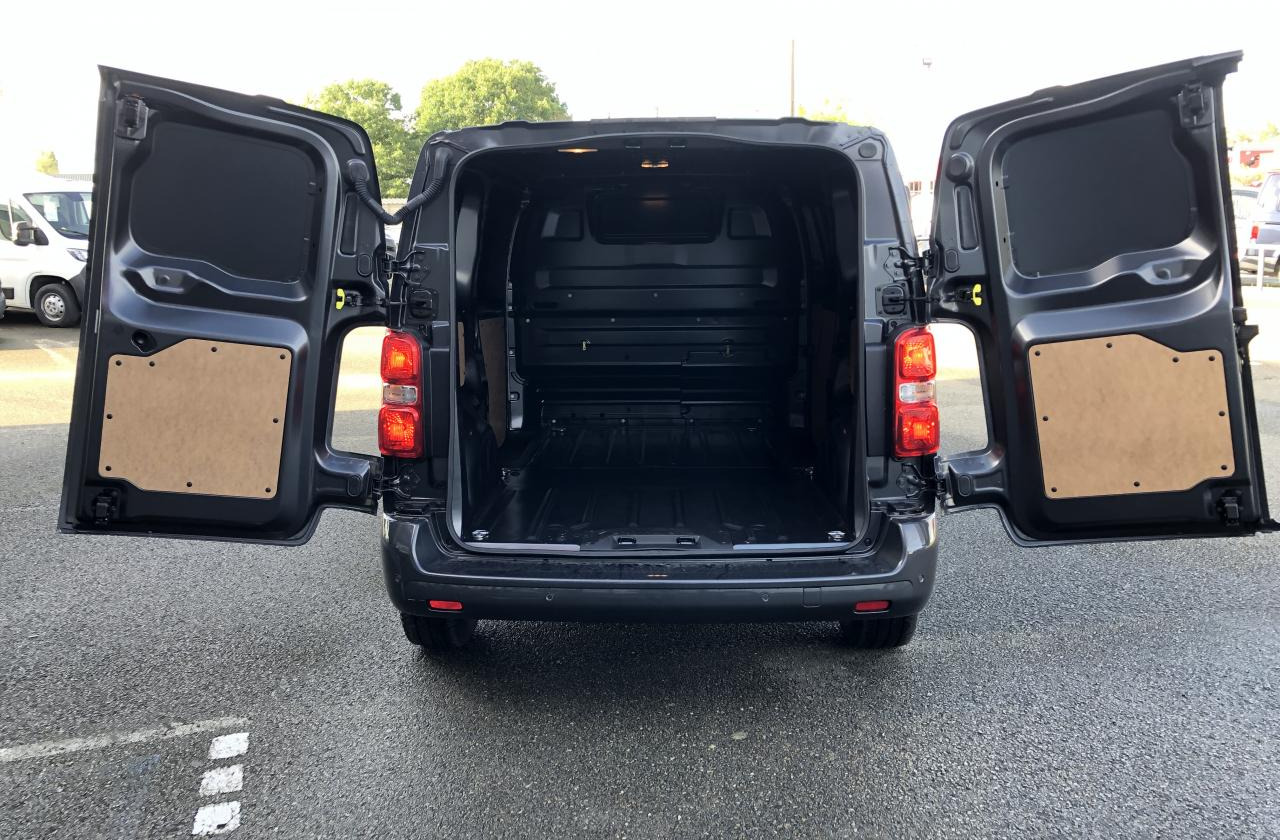 CITROEN Jumpy M 2.0 BlueHDi - 180 S&S - BV EAT8 III FOURGON . PHASE 2 - Furgon: slika 3 CITROEN Jumpy M 2.0 BlueHDi - 180 S&S - BV EAT8 III FOURGON . PHASE 2 - Furgon: slika 3