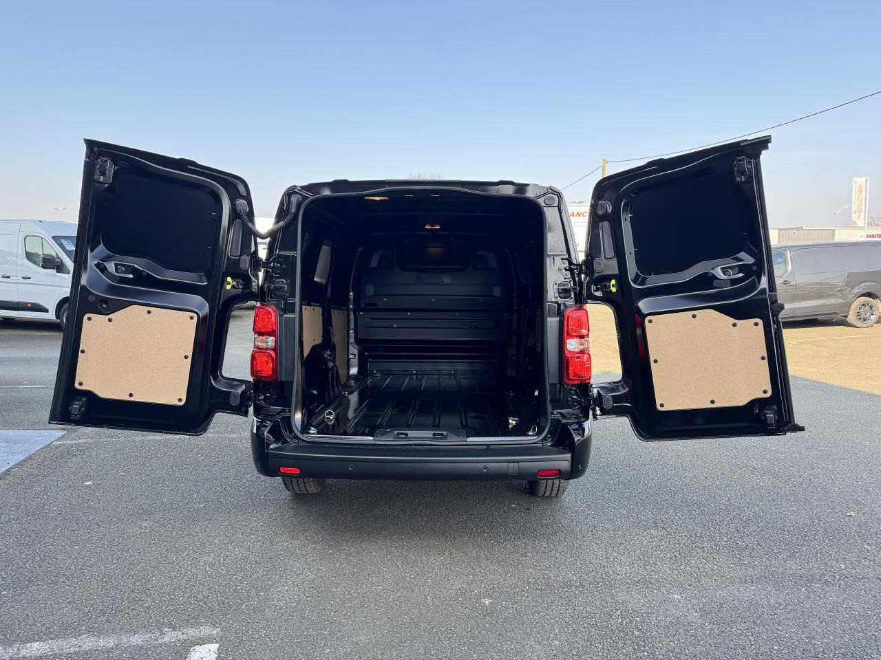 CITROEN Jumpy M 2.0 BlueHDi - 180 S&S - BV EAT8 III FOURGON . PHASE 2 - Furgon: slika 3 CITROEN Jumpy M 2.0 BlueHDi - 180 S&S - BV EAT8 III FOURGON . PHASE 2 - Furgon: slika 3