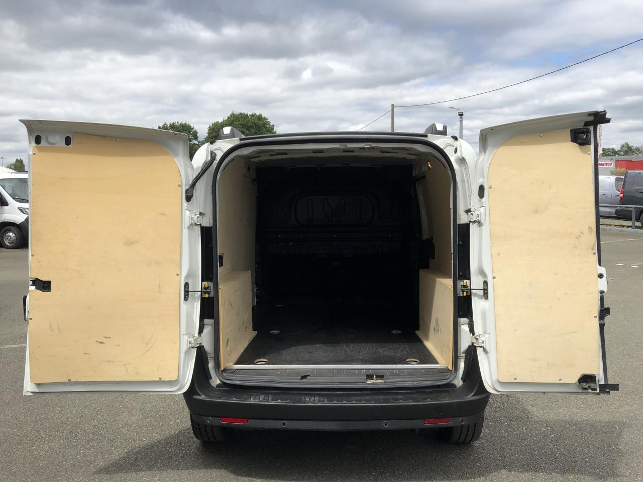 Fiat Doblo Cargo MAXI 1.6 MULTIJET 105CH 1005KG BUSINESS - Furgon: slika 2 Fiat Doblo Cargo MAXI 1.6 MULTIJET 105CH 1005KG BUSINESS - Furgon: slika 2