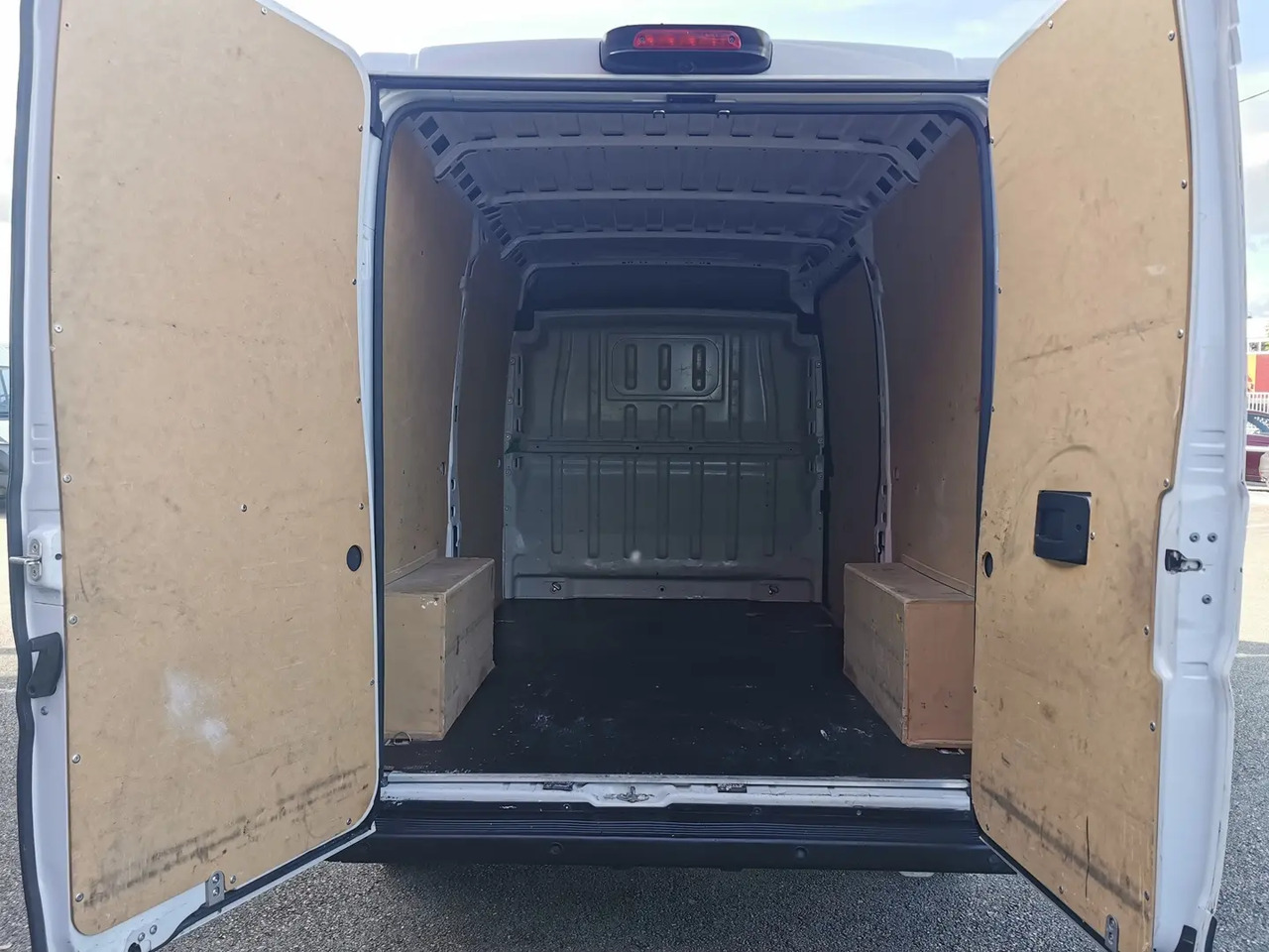 Fiat Ducato 3.3 MH2 2.3 MULTIJET 130CH PACK PRO NAV - Furgon: slika 3 Fiat Ducato 3.3 MH2 2.3 MULTIJET 130CH PACK PRO NAV - Furgon: slika 3