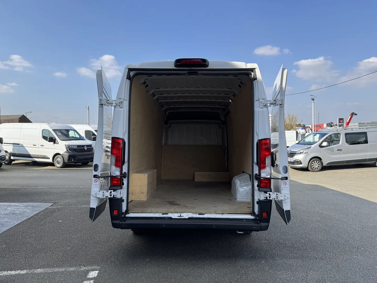 Fiat Ducato 3.5 MAXI HD XL H2 2.3 MULTIJET 160CH EVOLUZIONE - Furgon: slika 2 Fiat Ducato 3.5 MAXI HD XL H2 2.3 MULTIJET 160CH EVOLUZIONE - Furgon: slika 2