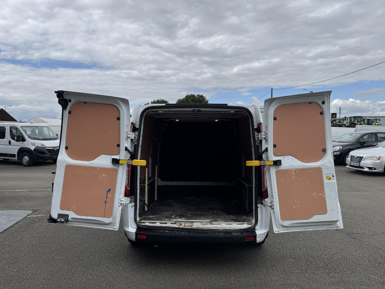 Ford Transit Custom 300 L2H1 2.0 ECOBLUE 130 HYBRID TREND BUSINESS - Furgon: slika 2 Ford Transit Custom 300 L2H1 2.0 ECOBLUE 130 HYBRID TREND BUSINESS - Furgon: slika 2