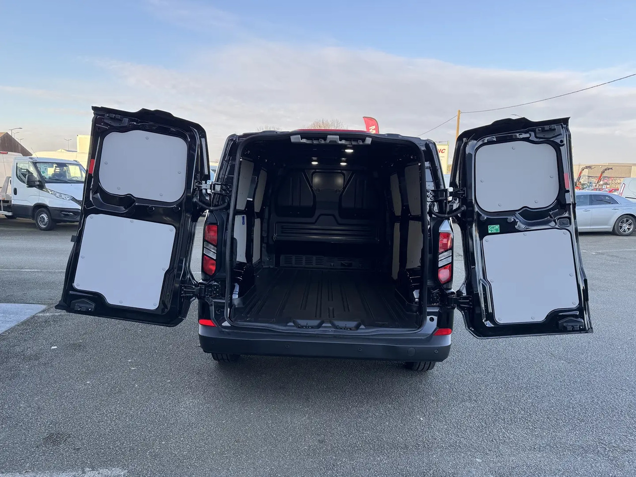Ford Transit Custom 320 L2H1 2.0 ECOBLUE 170CH TREND BVA8 - Furgon: slika 2 Ford Transit Custom 320 L2H1 2.0 ECOBLUE 170CH TREND BVA8 - Furgon: slika 2