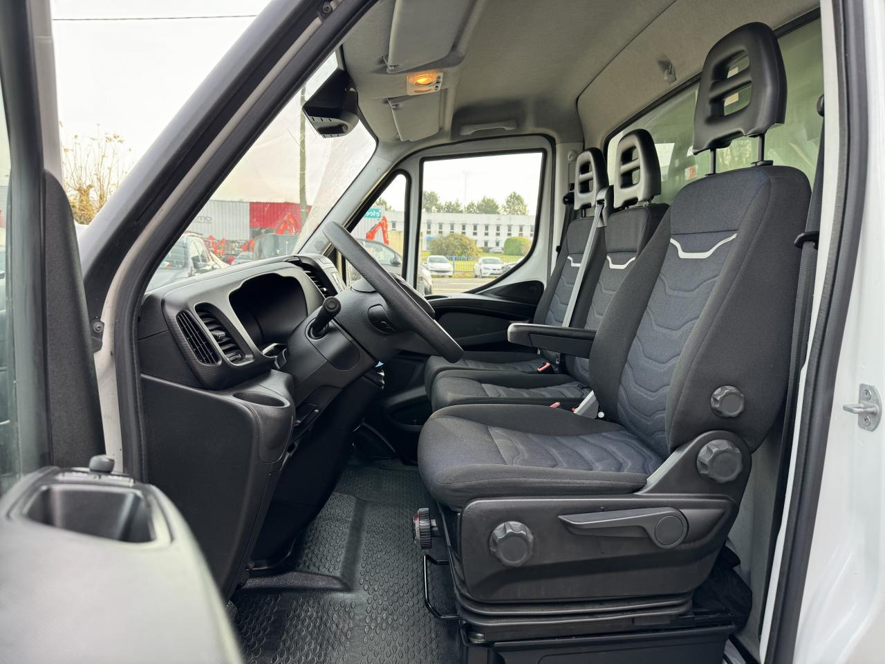 IVECO Daily 35 C 16H3.0 - BV Hi-Matic (Quad-Tor)  CHASSIS CABINE 2014 35C/35S Chassis cabine 35 C Epmt.4.1 - Dostavno vozilo sa zatvorenim sandukom: slika 5 IVECO Daily 35 C 16H3.0 - BV Hi-Matic (Quad-Tor)  CHASSIS CABINE 2014 35C/35S Chassis cabine 35 C Epmt.4.1 - Dostavno vozilo sa zatvorenim sandukom: slika 5