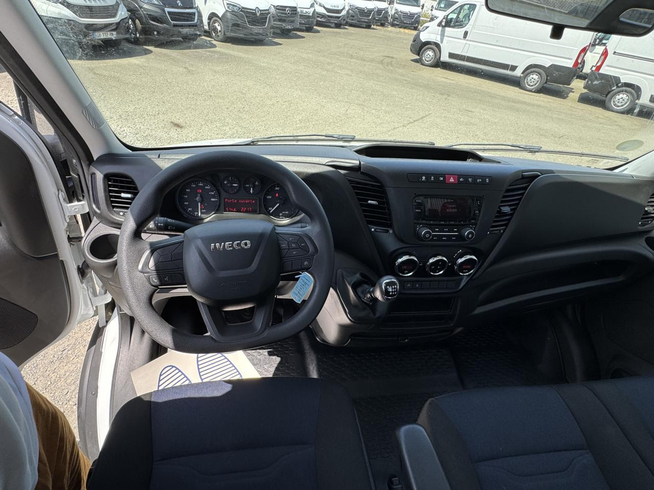 Iveco Daily IVECO PORTE VOITURE DEPANNEUSE 35 S 16 3L0 160 CH EMPATTEMENT 4100 PLATEAU FIX ALU EQUIP M - Kamion za prevoz automobila: slika 4 Iveco Daily IVECO PORTE VOITURE DEPANNEUSE 35 S 16 3L0 160 CH EMPATTEMENT 4100 PLATEAU FIX ALU EQUIP M - Kamion za prevoz automobila: slika 4
