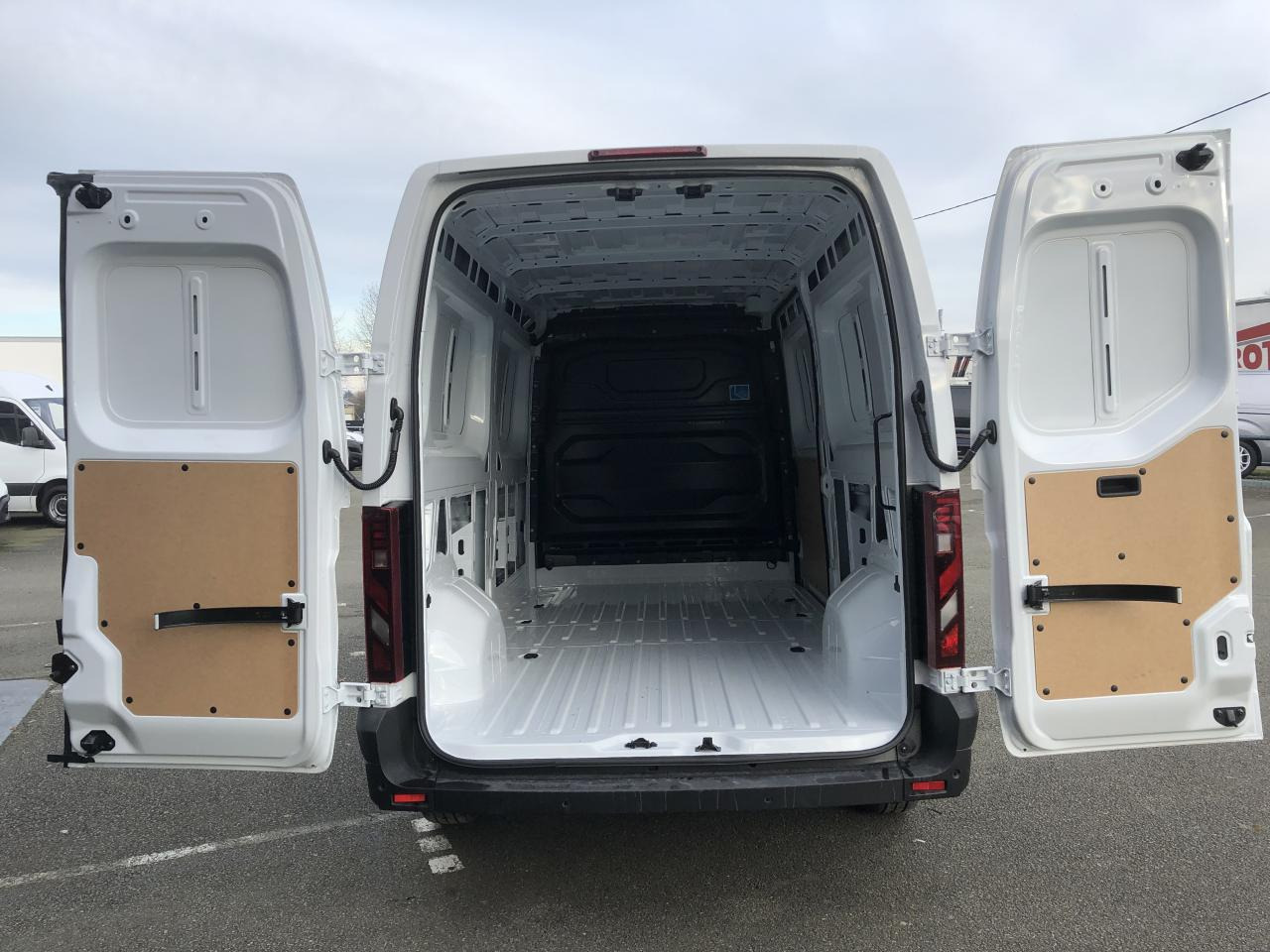 NISSAN interstar L3H2 3T5 2.0 DCI 150CH EURO6E N-CONNECTA GARANTIE 5 ANS ! - Furgon: slika 2 NISSAN interstar L3H2 3T5 2.0 DCI 150CH EURO6E N-CONNECTA GARANTIE 5 ANS ! - Furgon: slika 2