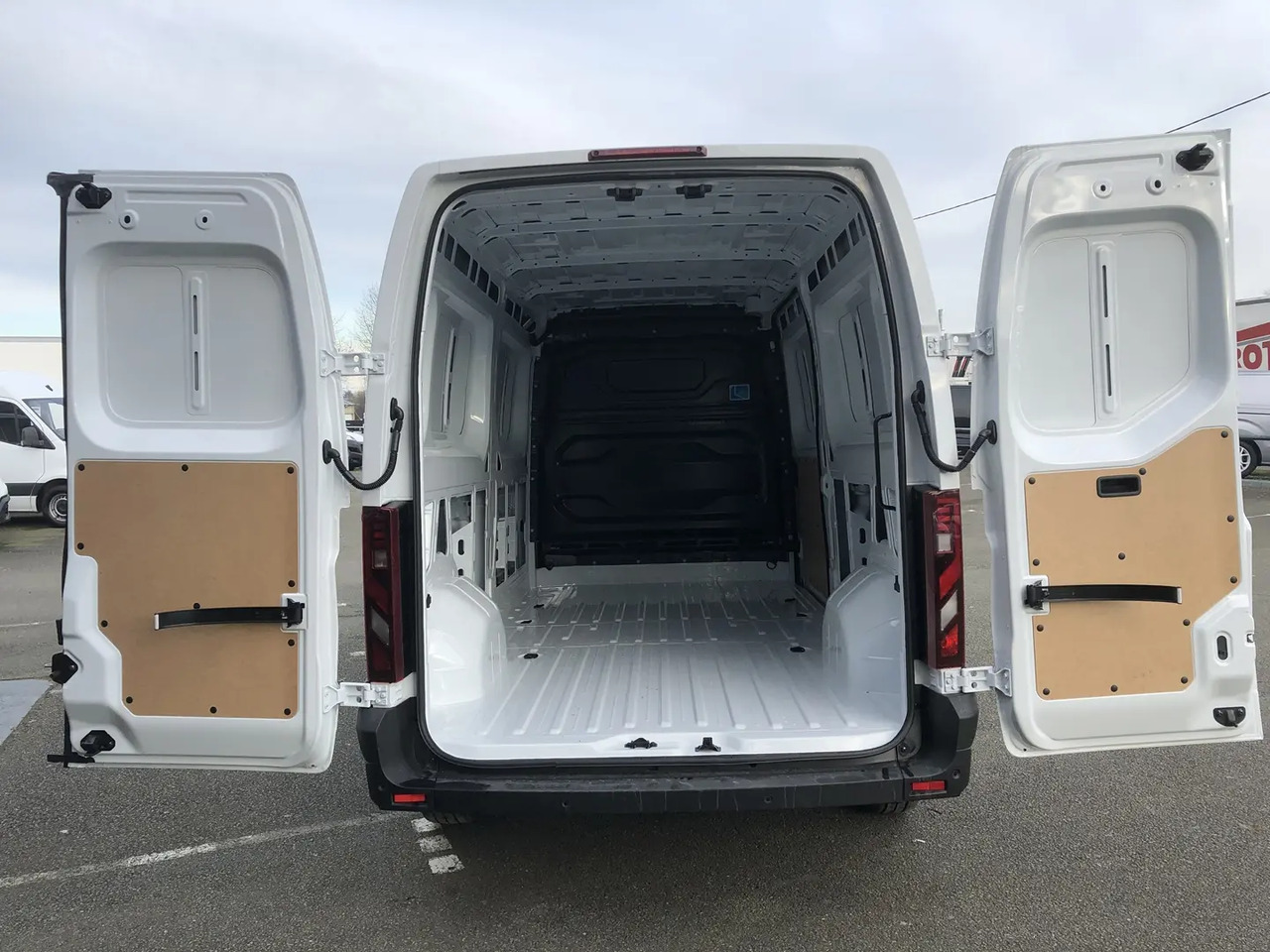 Nissan Interstar L3H2 3T5 2.0 DCI 150CH EURO6E N-CONNECTA - Furgon: slika 2 Nissan Interstar L3H2 3T5 2.0 DCI 150CH EURO6E N-CONNECTA - Furgon: slika 2