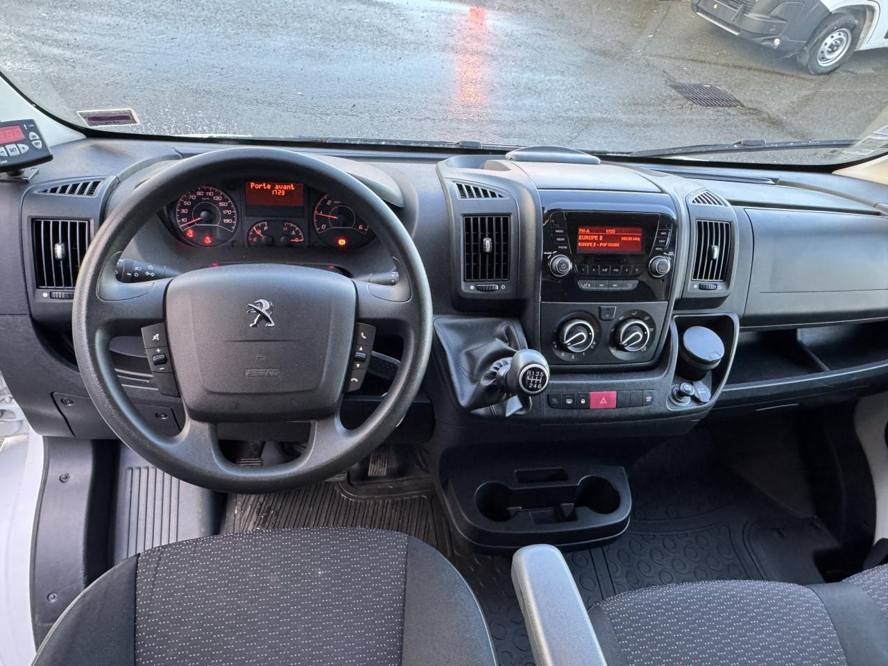 PEUGEOT Boxer 3.5t L2H2 2.2 HDi S&S - 140 III FOURGON TOLE Fourgon Tolé 335 L2H2 PHASE 3 - Furgon: slika 3 PEUGEOT Boxer 3.5t L2H2 2.2 HDi S&S - 140 III FOURGON TOLE Fourgon Tolé 335 L2H2 PHASE 3 - Furgon: slika 3