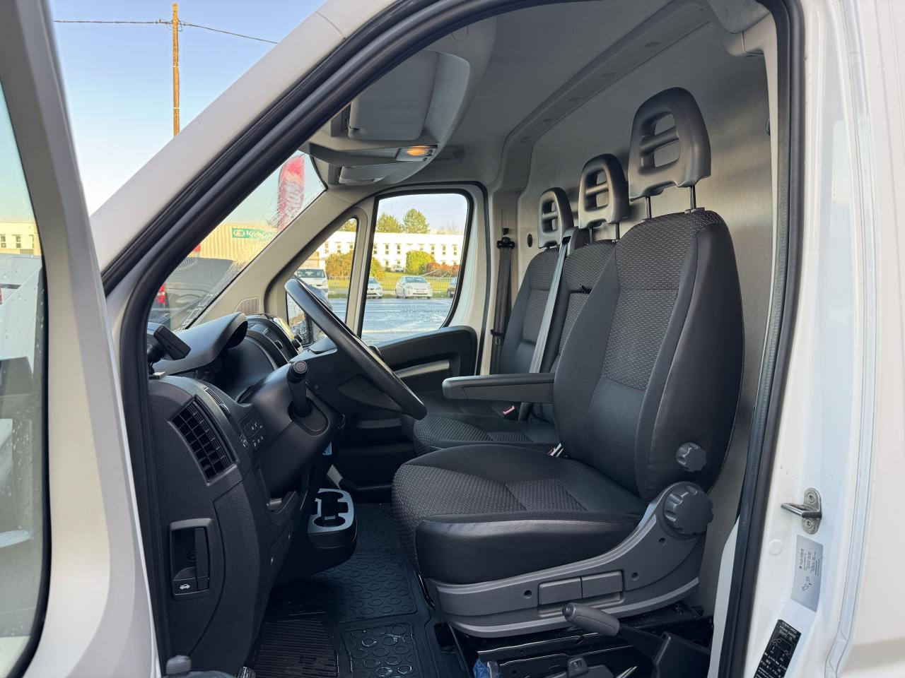 PEUGEOT Boxer 3.5t L2H2 2.2 HDi S&S - 140 III FOURGON TOLE Fourgon Tolé 335 L2H2 PHASE 3 - Furgon: slika 4 PEUGEOT Boxer 3.5t L2H2 2.2 HDi S&S - 140 III FOURGON TOLE Fourgon Tolé 335 L2H2 PHASE 3 - Furgon: slika 4