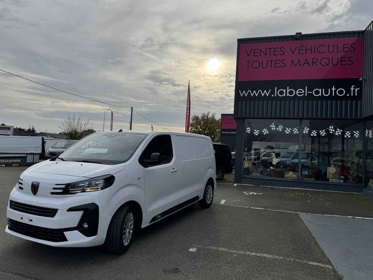 PEUGEOT Expert M 2.0 BlueHDi - 180 S&S - BV EAT8 III FOURGON Fourgon PHASE 2 - Furgon: slika 1 PEUGEOT Expert M 2.0 BlueHDi - 180 S&S - BV EAT8 III FOURGON Fourgon PHASE 2 - Furgon: slika 1