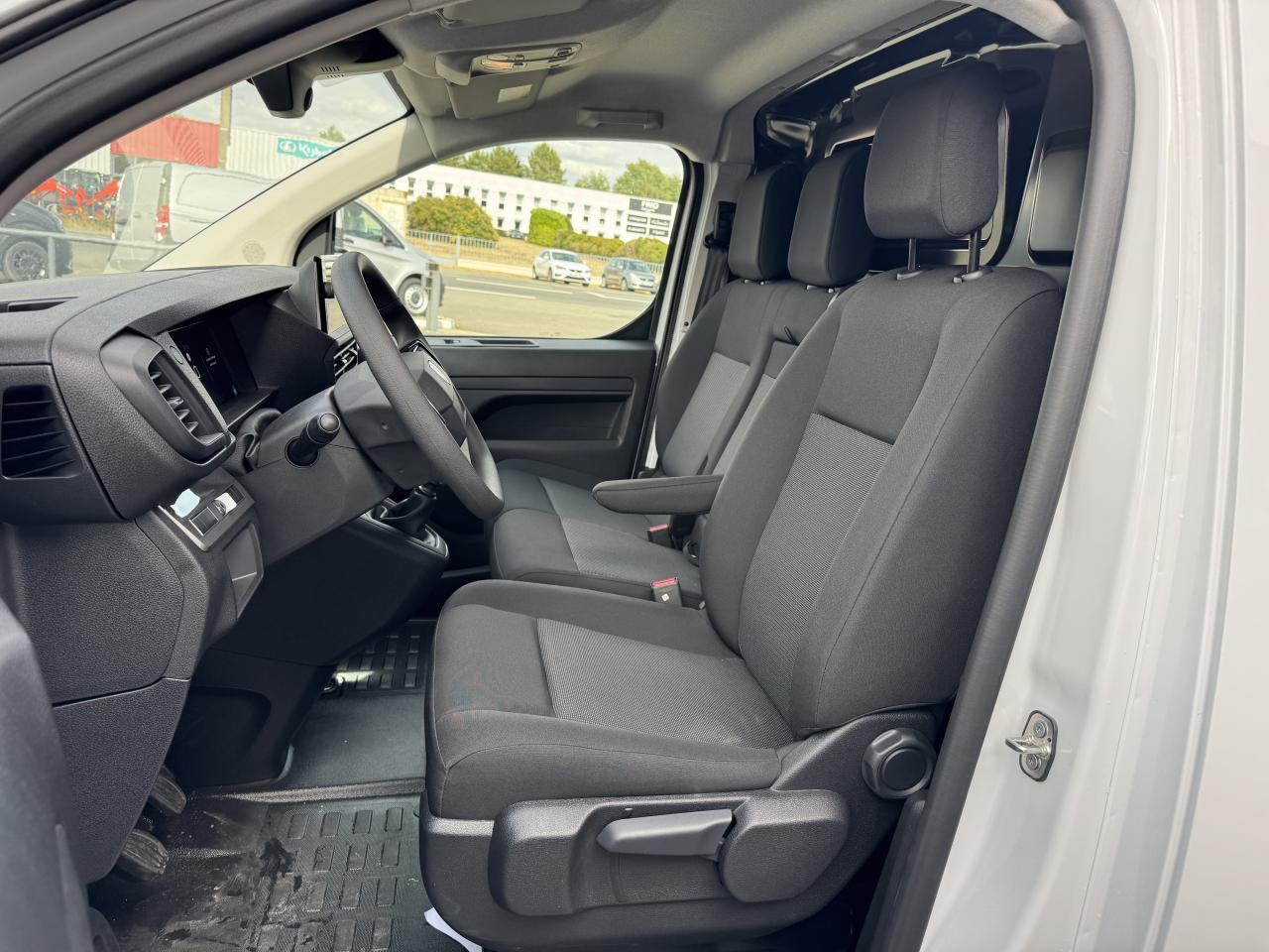 PEUGEOT expert M 2.0 BLUEHDI 145CH PACK CONNECT - Furgon: slika 4 PEUGEOT expert M 2.0 BLUEHDI 145CH PACK CONNECT - Furgon: slika 4