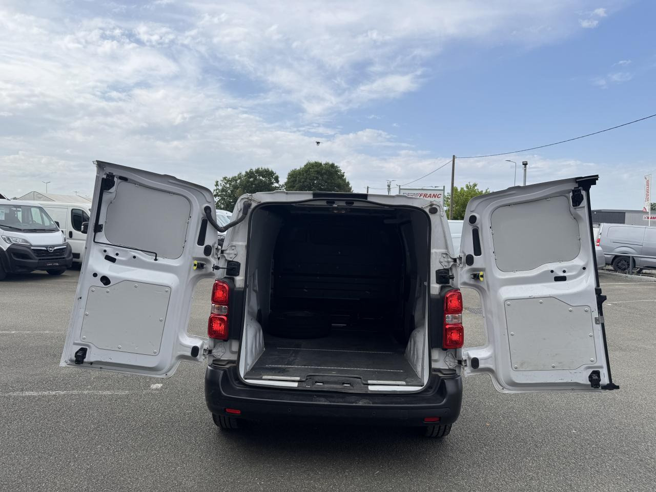 PEUGEOT expert STANDARD 2.0 BLUEHDI 180CH S&S ASPHALT EAT8 - Furgon: slika 2 PEUGEOT expert STANDARD 2.0 BLUEHDI 180CH S&S ASPHALT EAT8 - Furgon: slika 2
