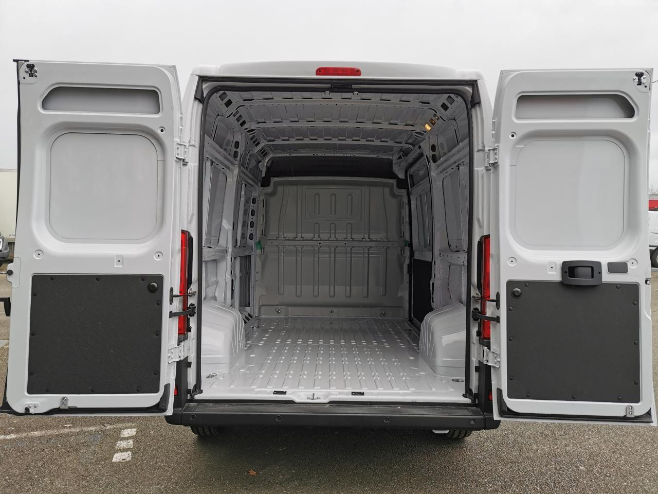 Peugeot Boxer 3.5t L2H2 2.2 HDi S&S Maxi - 140 III FOURGON TOLE Fourgon Tolé 435 L2H2 PHASE 3 - Furgon: slika 3 Peugeot Boxer 3.5t L2H2 2.2 HDi S&S Maxi - 140 III FOURGON TOLE Fourgon Tolé 435 L2H2 PHASE 3 - Furgon: slika 3