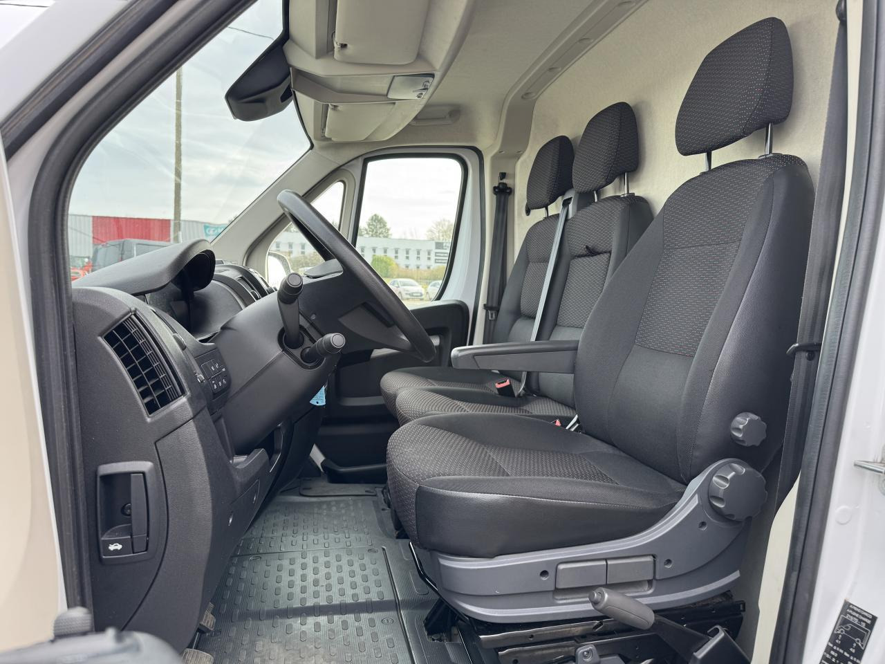 Peugeot Boxer 330 L1H1 2.2 BLUEHDI S&S 140CH ASPHALT - Furgon: slika 4 Peugeot Boxer 330 L1H1 2.2 BLUEHDI S&S 140CH ASPHALT - Furgon: slika 4