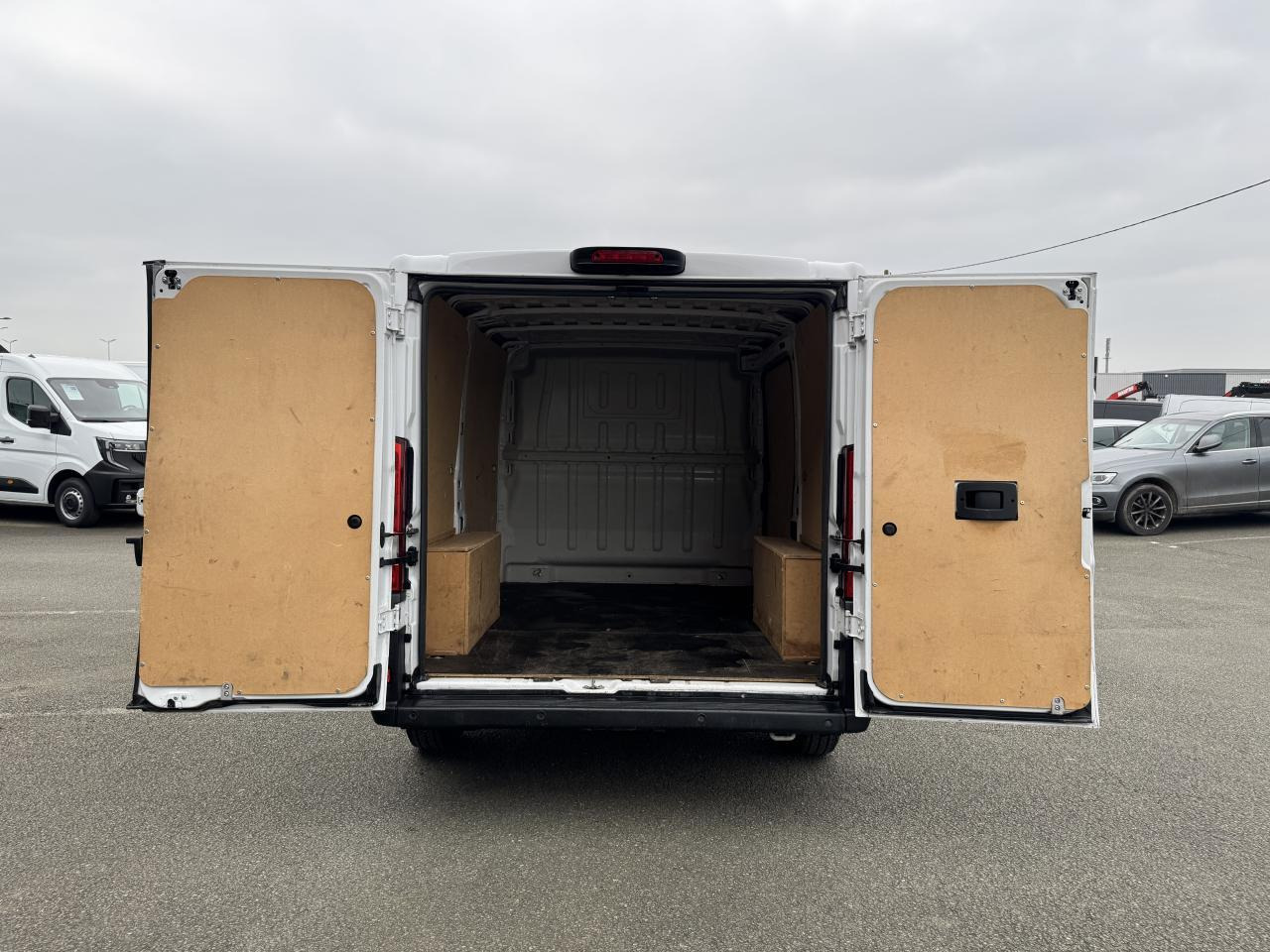 Peugeot Boxer 333 L1H1 2.2 BLUEHDI S&S 140CH ASPHALT - Furgon: slika 2 Peugeot Boxer 333 L1H1 2.2 BLUEHDI S&S 140CH ASPHALT - Furgon: slika 2