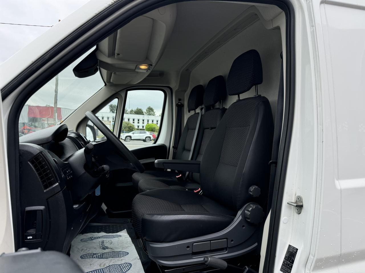 Peugeot Boxer 333 L1H1 2.2 BLUEHDI S&S 140CH ASPHALT - Furgon: slika 4 Peugeot Boxer 333 L1H1 2.2 BLUEHDI S&S 140CH ASPHALT - Furgon: slika 4