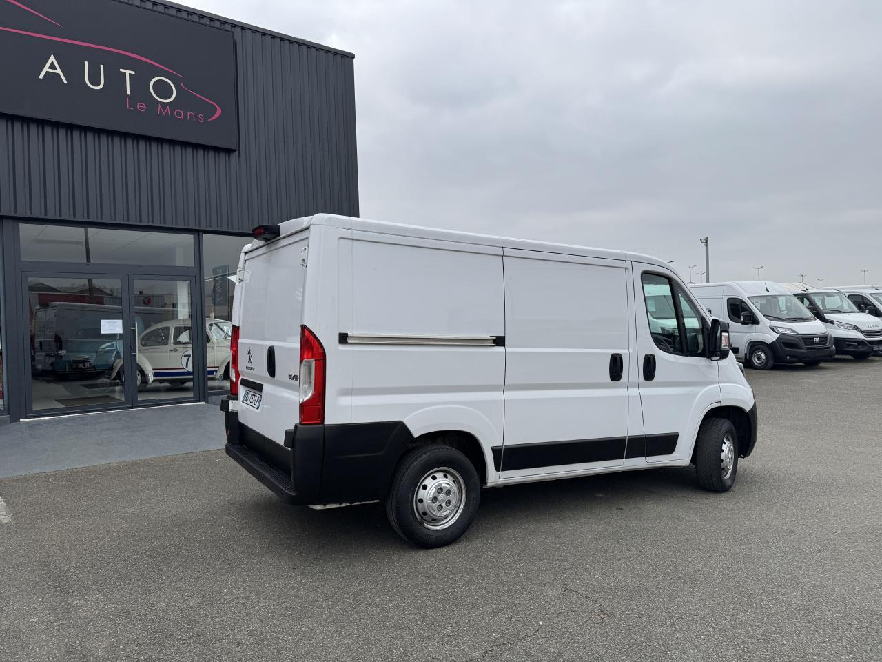 Peugeot Boxer 333 L1H1 2.2 BLUEHDI S&S 140CH ASPHALT - Furgon: slika 5 Peugeot Boxer 333 L1H1 2.2 BLUEHDI S&S 140CH ASPHALT - Furgon: slika 5