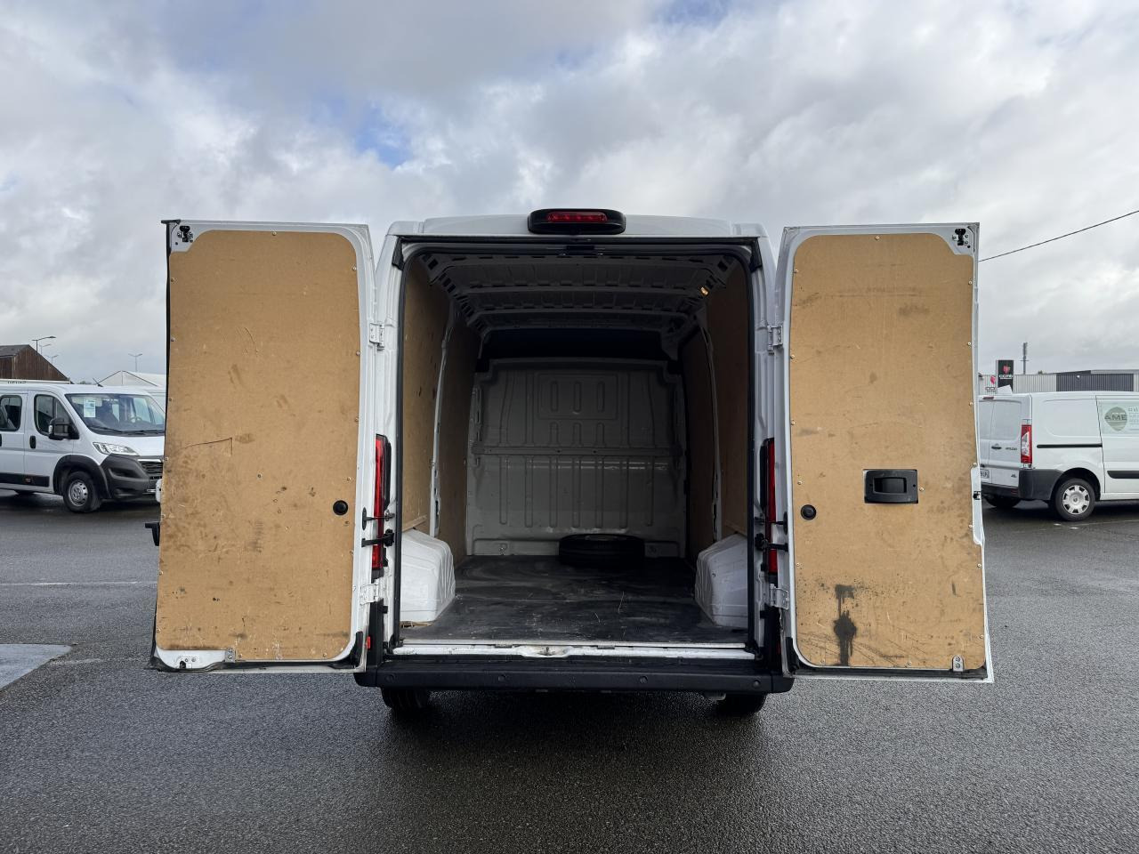 Peugeot Boxer 333 L2H2 2.2 BLUEHDI S&S 140CH ASPHALT - Furgon: slika 2 Peugeot Boxer 333 L2H2 2.2 BLUEHDI S&S 140CH ASPHALT - Furgon: slika 2