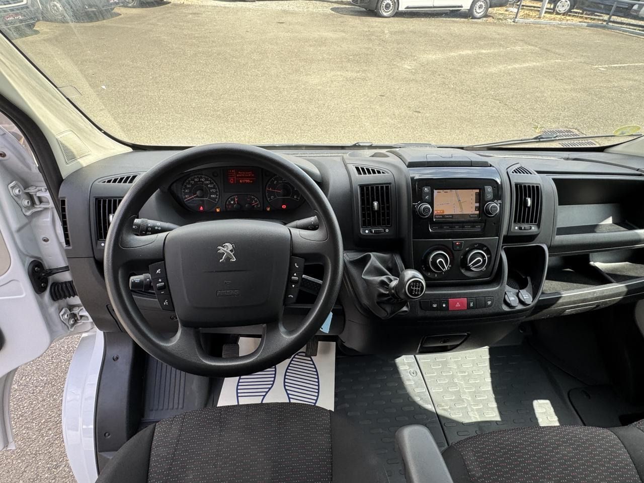 Peugeot Boxer 333 L2H2 2.2 BLUEHDI S&S 140CH ASPHALT - Furgon: slika 3 Peugeot Boxer 333 L2H2 2.2 BLUEHDI S&S 140CH ASPHALT - Furgon: slika 3