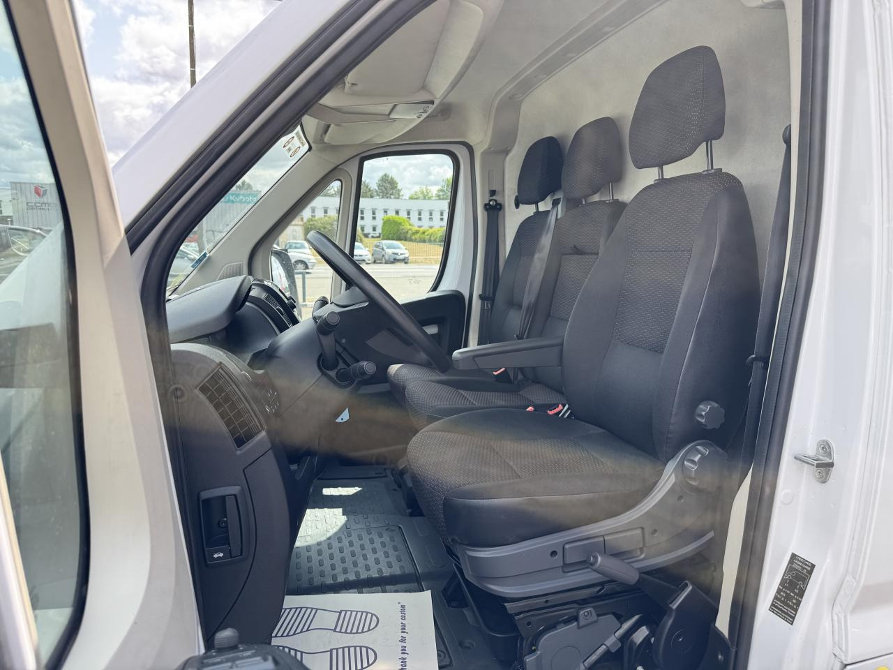 Peugeot Boxer 333 L2H2 2.2 BLUEHDI S&S 140CH ASPHALT - Furgon: slika 4 Peugeot Boxer 333 L2H2 2.2 BLUEHDI S&S 140CH ASPHALT - Furgon: slika 4