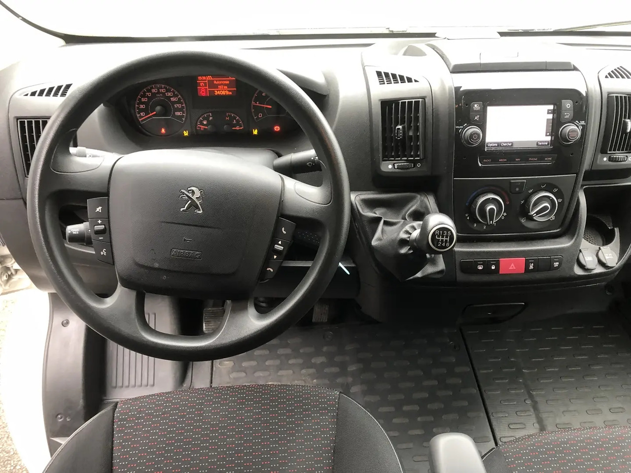 Peugeot Boxer 333 L2H2 2.2 BLUEHDI S&S 140CH ASPHALT - Furgon, Dostavno vozilo sa duplom kabinom: slika 3 Peugeot Boxer 333 L2H2 2.2 BLUEHDI S&S 140CH ASPHALT - Furgon, Dostavno vozilo sa duplom kabinom: slika 3