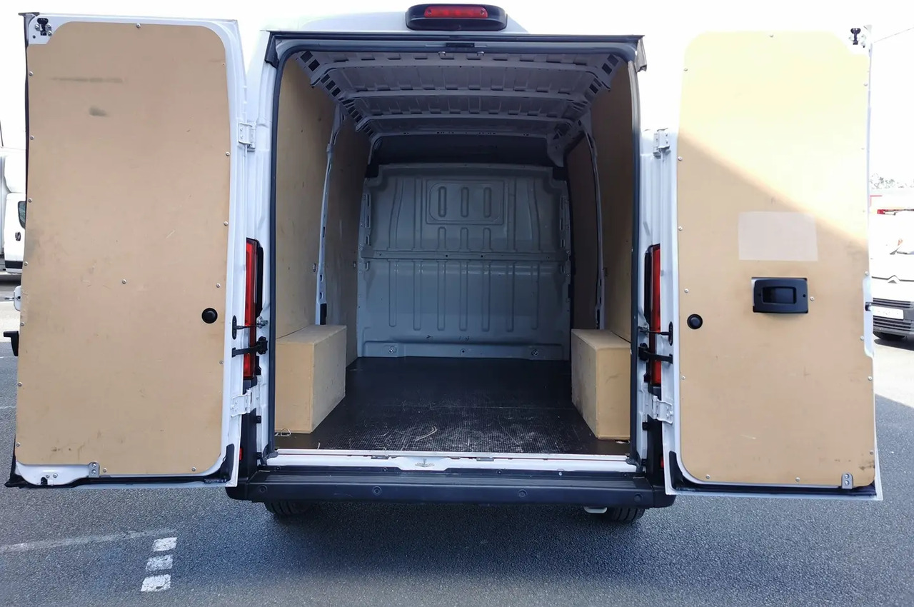 Peugeot Boxer 333 L2H2 2.2 BLUEHDI S&S 140CH ASPHALT - Furgon: slika 3 Peugeot Boxer 333 L2H2 2.2 BLUEHDI S&S 140CH ASPHALT - Furgon: slika 3