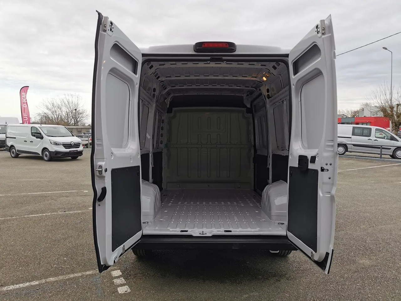 Peugeot Boxer 333 L2H2 2.2 BLUEHDI S&S 140CH ASPHALT - Furgon: slika 3 Peugeot Boxer 333 L2H2 2.2 BLUEHDI S&S 140CH ASPHALT - Furgon: slika 3