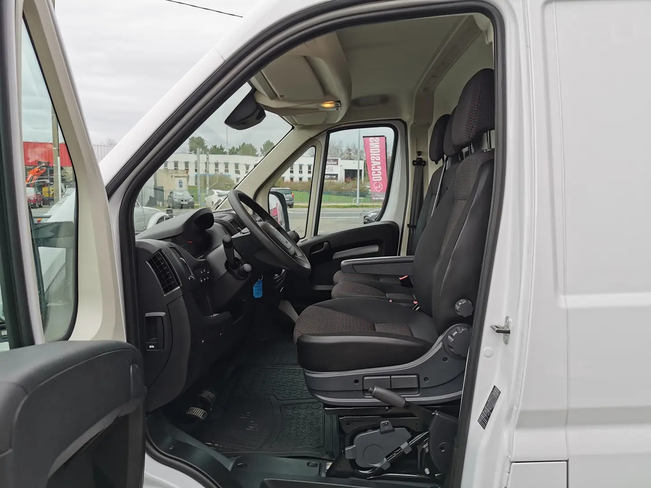 Peugeot Boxer 333 L2H2 2.2 BLUEHDI S&S 140CH ASPHALT - Furgon: slika 5 Peugeot Boxer 333 L2H2 2.2 BLUEHDI S&S 140CH ASPHALT - Furgon: slika 5