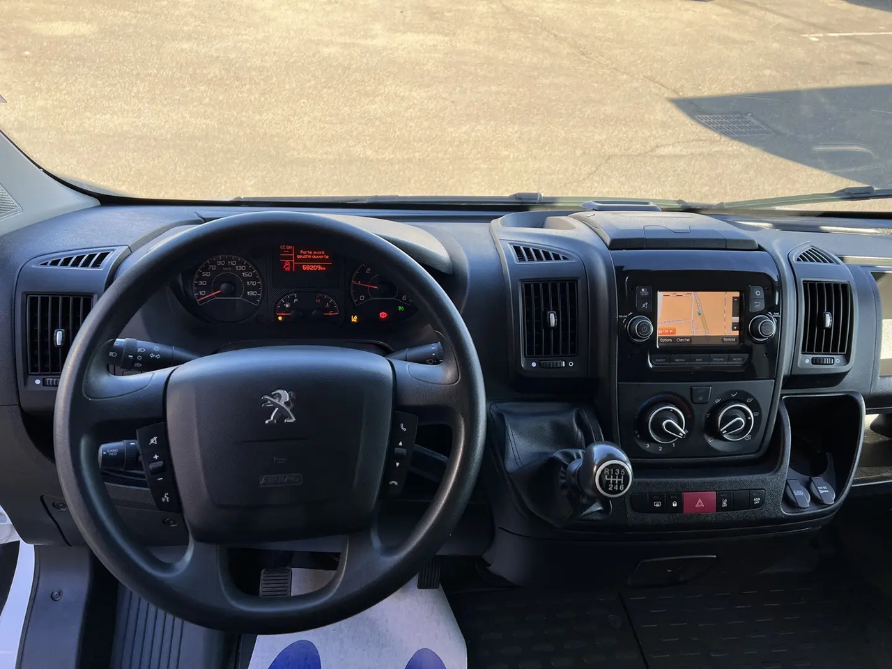 Peugeot Boxer 435 L4H2 2.2 BLUEHDI S&S 140CH ASPHALT - Furgon: slika 4 Peugeot Boxer 435 L4H2 2.2 BLUEHDI S&S 140CH ASPHALT - Furgon: slika 4