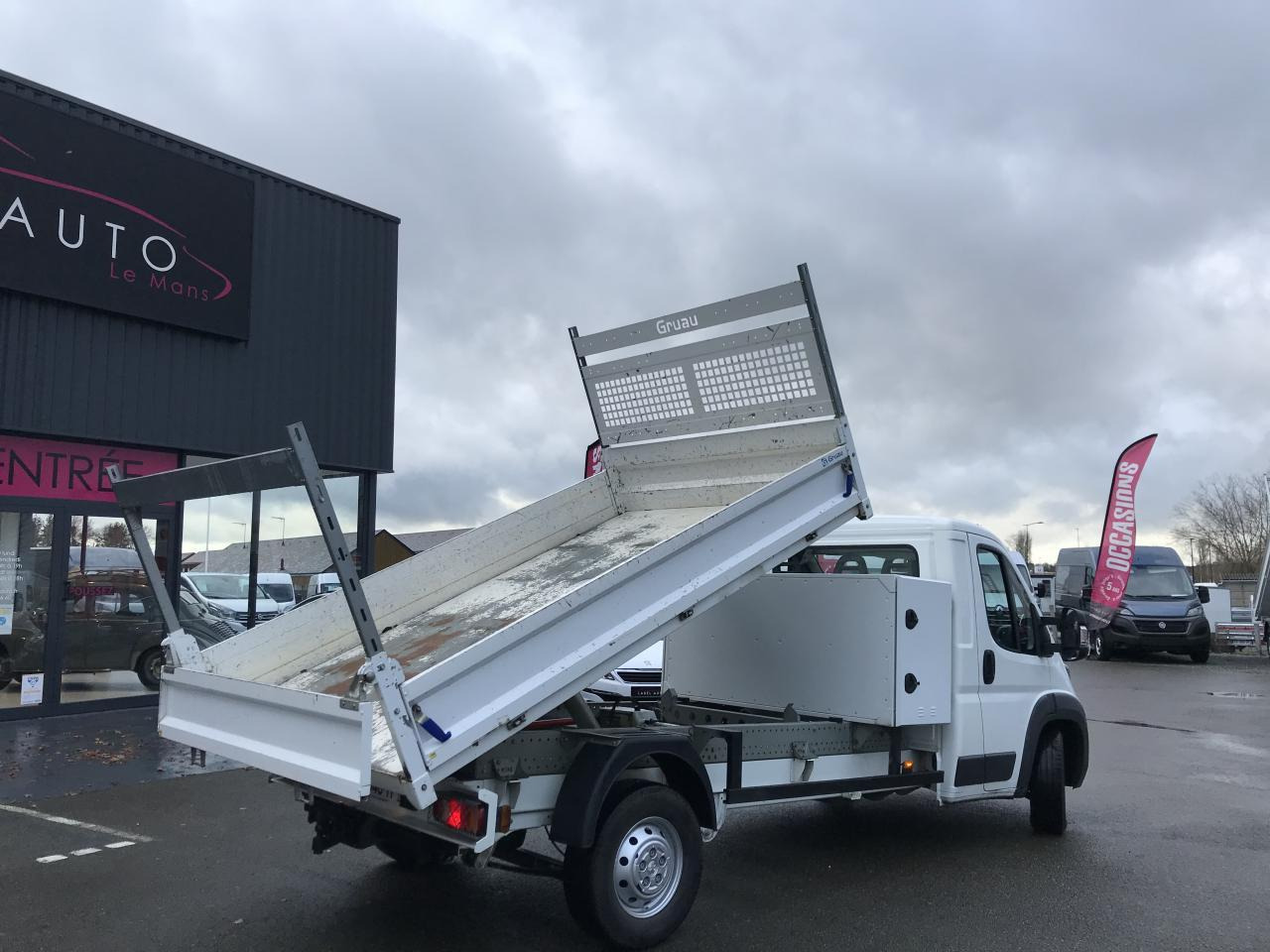 Peugeot Boxer ASPHALT 335 L3 2.2 BlueHDi S&S - 165 III CHASSIS CABINE BENNE COFFRE - Dostavno vozilo istovarivač: slika 5 Peugeot Boxer ASPHALT 335 L3 2.2 BlueHDi S&S - 165 III CHASSIS CABINE BENNE COFFRE - Dostavno vozilo istovarivač: slika 5