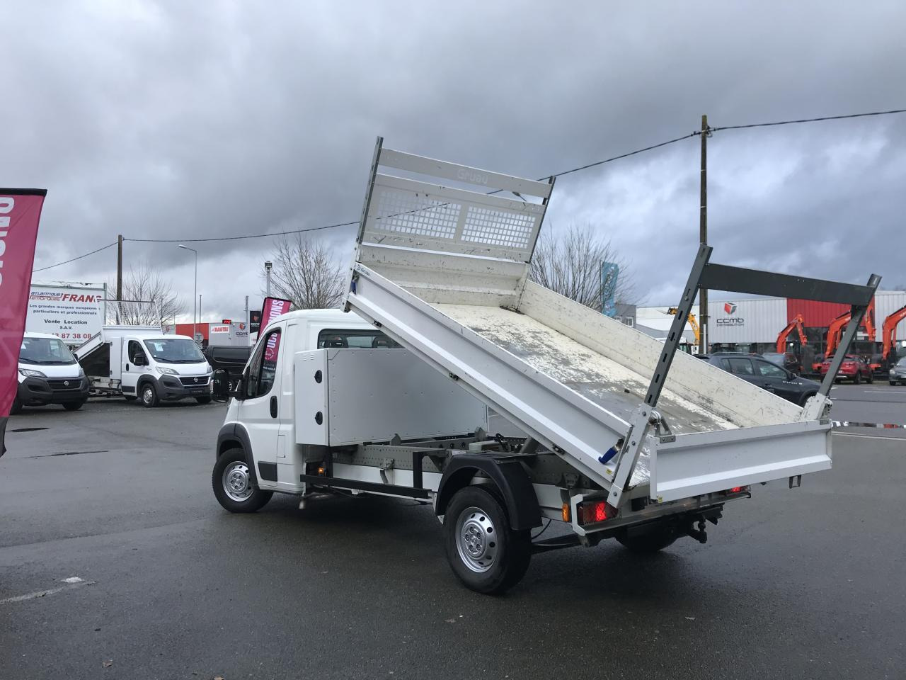 Peugeot Boxer ASPHALT 335 L3 2.2 BlueHDi S&S - 165 III CHASSIS CABINE BENNE COFFRE - Dostavno vozilo istovarivač: slika 4 Peugeot Boxer ASPHALT 335 L3 2.2 BlueHDi S&S - 165 III CHASSIS CABINE BENNE COFFRE - Dostavno vozilo istovarivač: slika 4