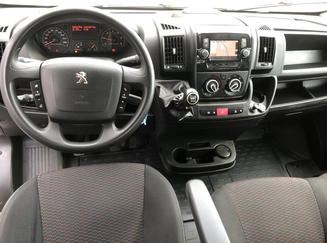 Peugeot Boxer PLATEAU 4M20 L4 2.2 BLUEHDI 140 S&S PREMIUM - Dostavno vozilo sa otvorenom sandukom: slika 3 Peugeot Boxer PLATEAU 4M20 L4 2.2 BLUEHDI 140 S&S PREMIUM - Dostavno vozilo sa otvorenom sandukom: slika 3