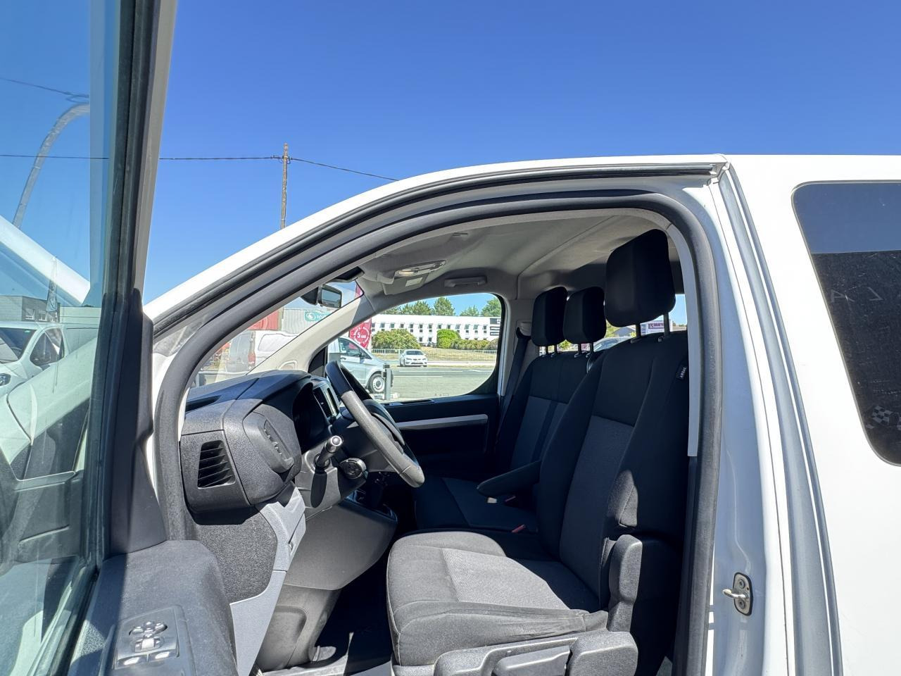 Peugeot Expert Standard 2.0 BlueHDI 150 S&S CABINE APPROFONDIE 6 PLACES - Dostavno vozilo sa duplom kabinom: slika 4 Peugeot Expert Standard 2.0 BlueHDI 150 S&S CABINE APPROFONDIE 6 PLACES - Dostavno vozilo sa duplom kabinom: slika 4
