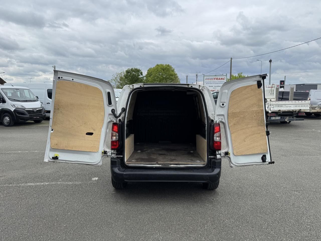 Peugeot Partner PEUGEOT M 650 KG 1.5 HDI 130 CH EAT-8 2 PL PREMIUM - Mali kombi: slika 2 Peugeot Partner PEUGEOT M 650 KG 1.5 HDI 130 CH EAT-8 2 PL PREMIUM - Mali kombi: slika 2