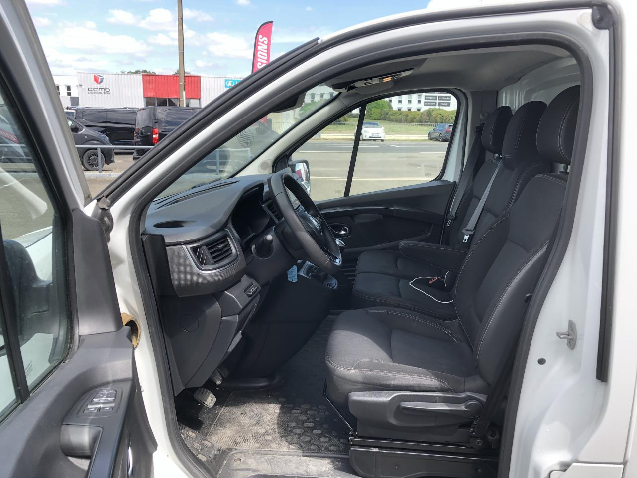 RENAULT Trafic L2H1 3000 Kg 2.0 Blue dCi - 130 III FOURGON Fourgon Grand Confort L2H1 PHASE 3 - Furgon: slika 4 RENAULT Trafic L2H1 3000 Kg 2.0 Blue dCi - 130 III FOURGON Fourgon Grand Confort L2H1 PHASE 3 - Furgon: slika 4