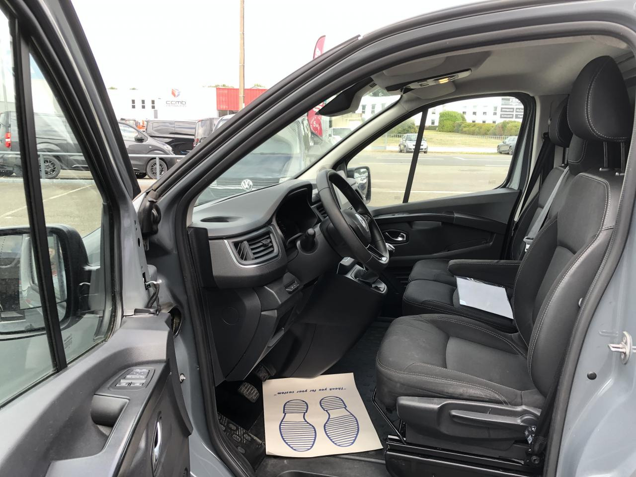 RENAULT trafic L1H1 2T8 2.0 BLUE DCI 130CH GRAND CONFORT KIT BOIS - Furgon: slika 4 RENAULT trafic L1H1 2T8 2.0 BLUE DCI 130CH GRAND CONFORT KIT BOIS - Furgon: slika 4