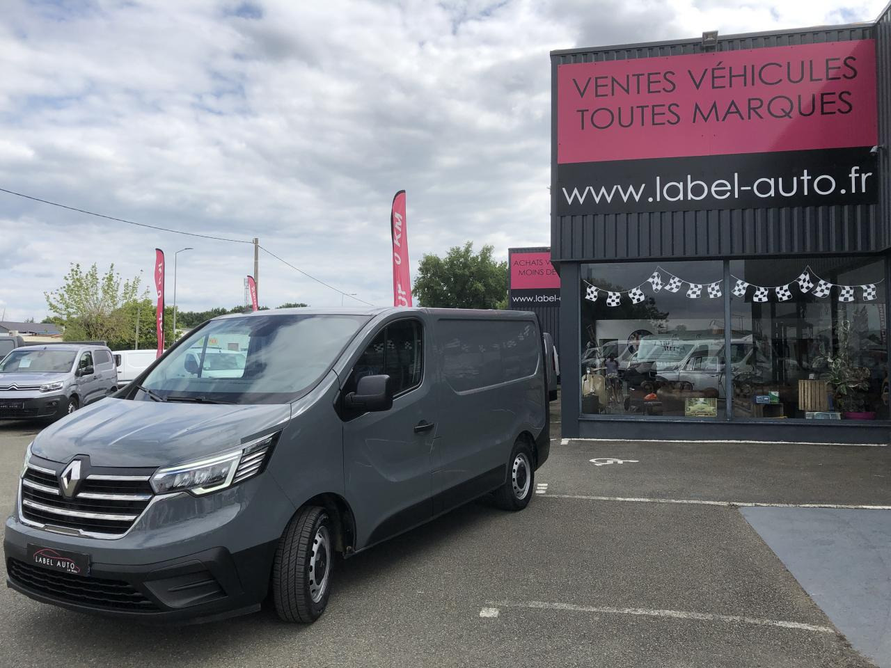 RENAULT trafic L1H1 2T8 2.0 BLUE DCI 130CH GRAND CONFORT KIT BOIS - Furgon: slika 5 RENAULT trafic L1H1 2T8 2.0 BLUE DCI 130CH GRAND CONFORT KIT BOIS - Furgon: slika 5