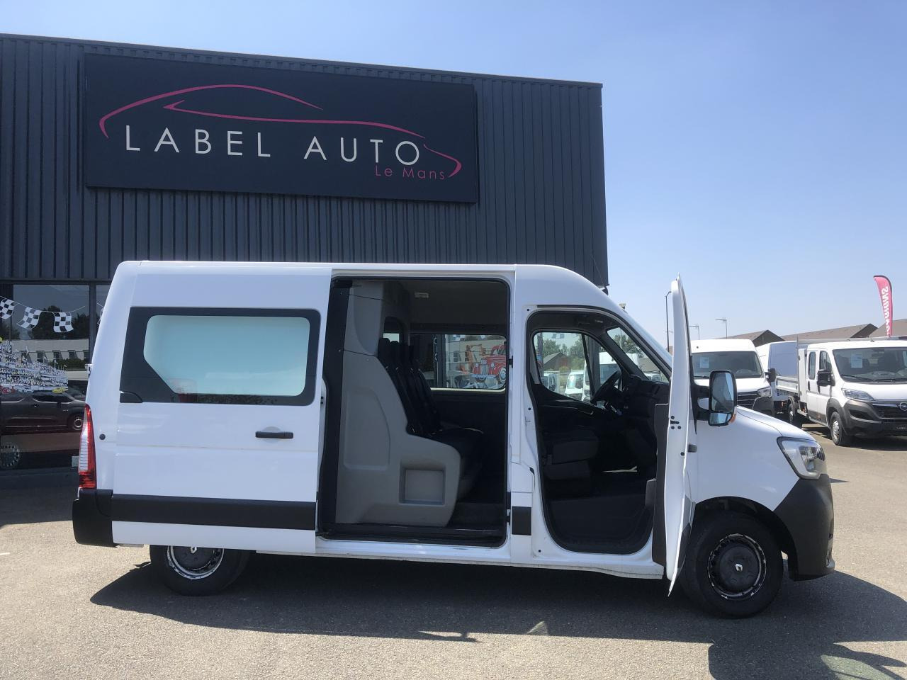 Renault Master F3300 L2H2 2.3 DCI 135CH CABINE APPROFONDIE CONFORT 7 PLACES - Dostavno vozilo sa duplom kabinom: slika 2 Renault Master F3300 L2H2 2.3 DCI 135CH CABINE APPROFONDIE CONFORT 7 PLACES - Dostavno vozilo sa duplom kabinom: slika 2