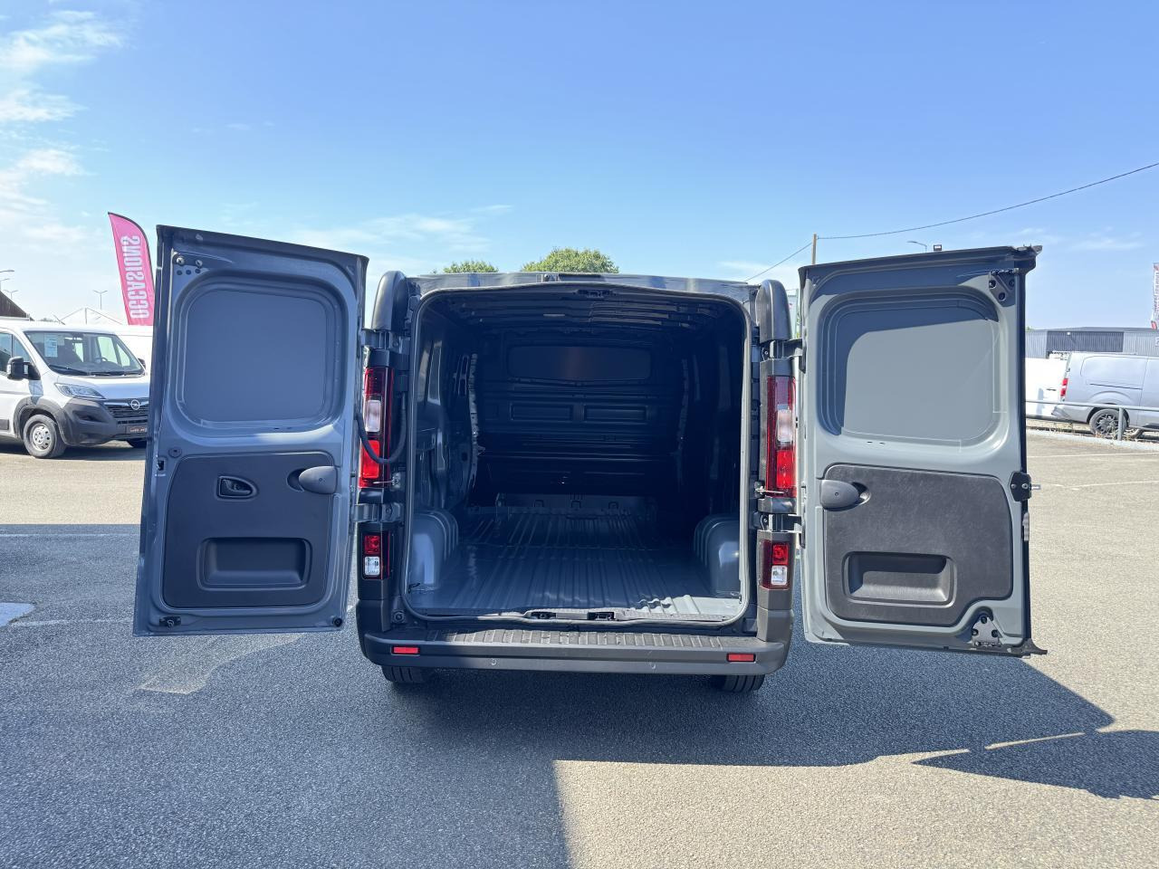 Renault Trafic L2H1 3T 2.0 BLUE DCI 170CH ADVANCE CARPLAY CAM - Furgon: slika 2 Renault Trafic L2H1 3T 2.0 BLUE DCI 170CH ADVANCE CARPLAY CAM - Furgon: slika 2