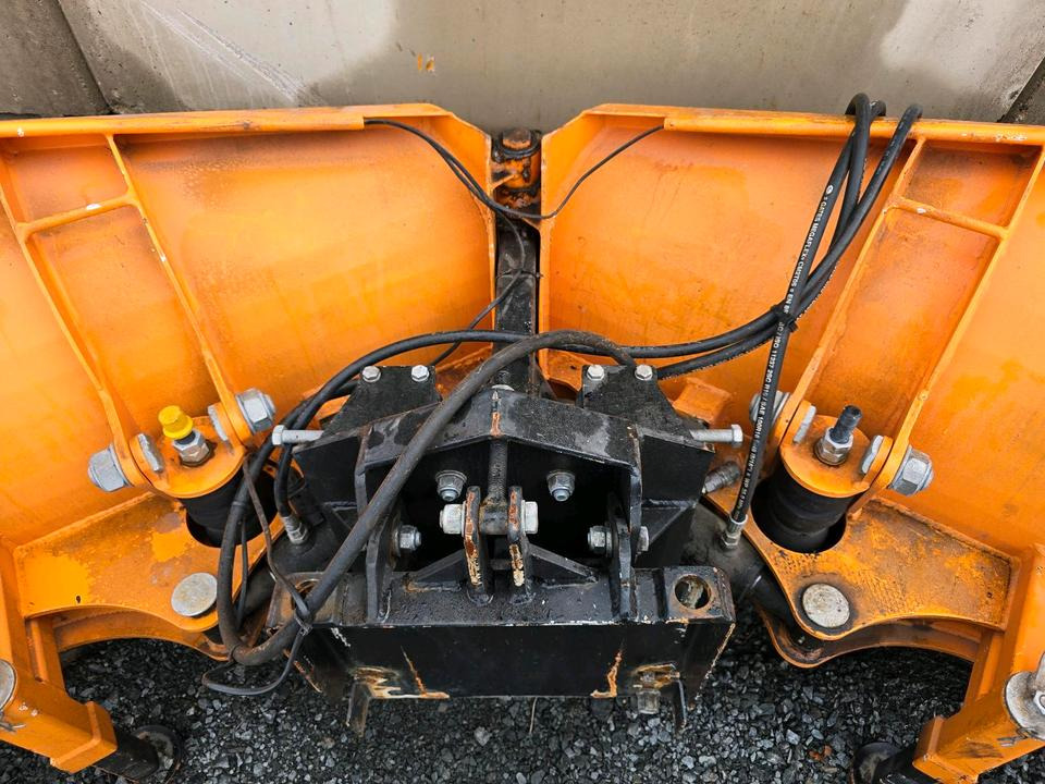 KIF V-Schneepflug CM 2400 Keilpflug Variopflug Schneeschieber Schneeschild Winterdienst Räumschild passend für Multicar Kramer Iseki Kubota Kleintraktor - Raonik za sneg: slika 4 KIF V-Schneepflug CM 2400 Keilpflug Variopflug Schneeschieber Schneeschild Winterdienst Räumschild passend für Multicar Kramer Iseki Kubota Kleintraktor - Raonik za sneg: slika 4