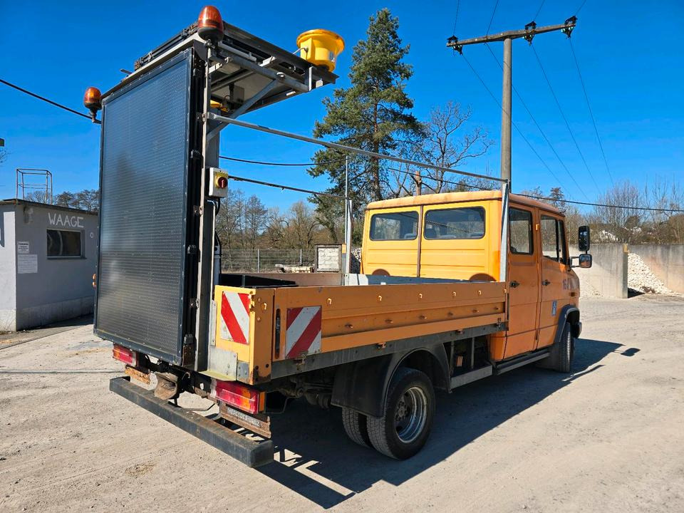Mercedes-Benz Vario 614D Pritsche Doka 2002 Nissen VLT Verkehrsleittafel Absperrtafel LKW Vorwarntafel - Kamion sa tovarnim sandukom: slika 3 Mercedes-Benz Vario 614D Pritsche Doka 2002 Nissen VLT Verkehrsleittafel Absperrtafel LKW Vorwarntafel - Kamion sa tovarnim sandukom: slika 3