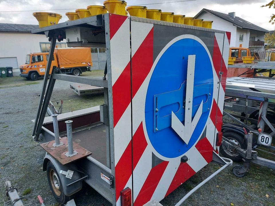 Mersch Absperrtafel Verkehrssicherungsanhänger Leittafel Nissen - Prikolica: slika 1 Mersch Absperrtafel Verkehrssicherungsanhänger Leittafel Nissen - Prikolica: slika 1