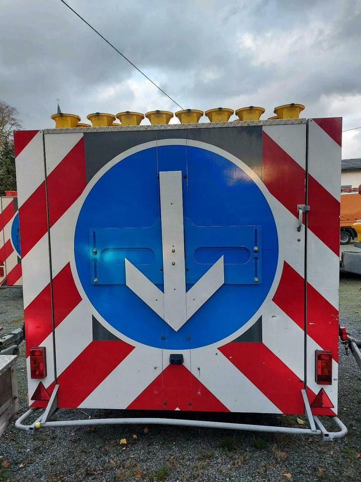 Mersch Absperrtafel Verkehrssicherungsanhänger Leittafel Nissen - Prikolica: slika 2 Mersch Absperrtafel Verkehrssicherungsanhänger Leittafel Nissen - Prikolica: slika 2